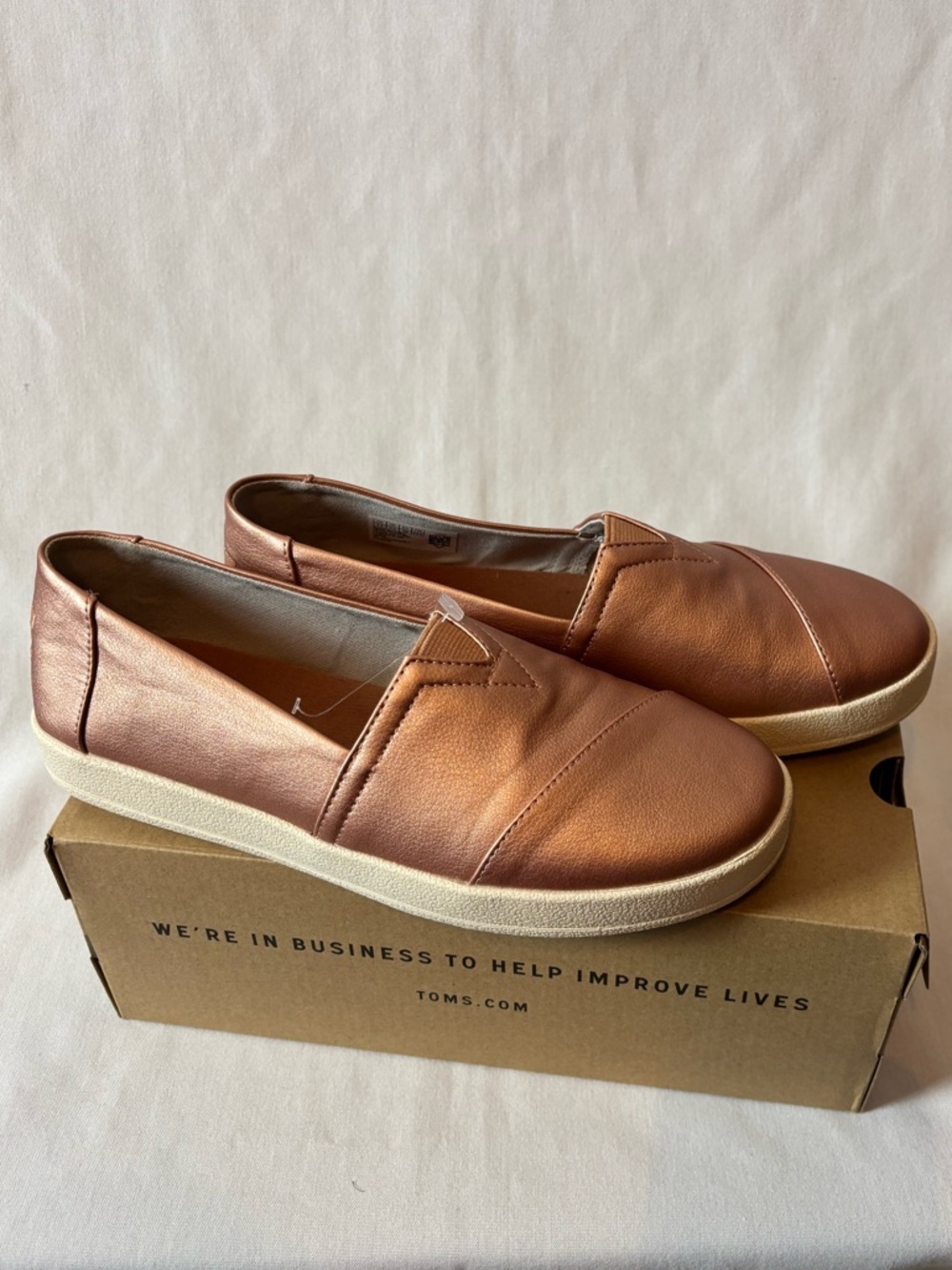 NWOT TOMS Size 7.5M Metallic Copper Slip-On Shoes with Cream Sole